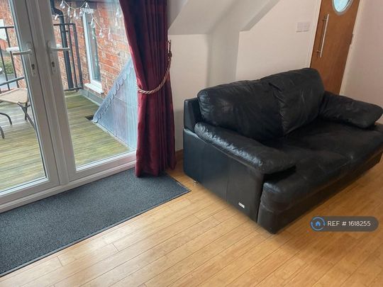 1 bedroom in a house share to rent - Photo 1