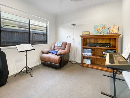 Low Maintenance 3 bed, study, 2 bath, 1 car, AC Home in Harmony - Photo 4