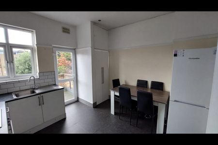 2 Bed Maisonette, Kildowan Road, IG3 - Photo 5