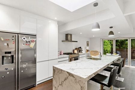 Charming 5BR Home in Karori! - Photo 5