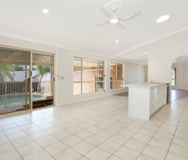 SPACIOUS FAMILY HOME WITH POOL - Photo 6