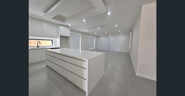 Stylish Brand-New 4-Bedroom Home in Prime Sunbury Position - Photo 1