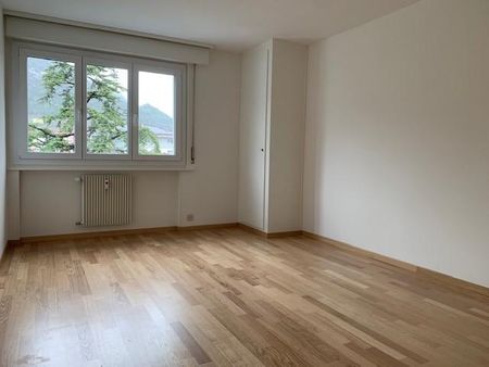 Nous vous proposons un logement de 3.5 pièces partiellement rénové situé au 4ème étage avec ascenseur. - Photo 3