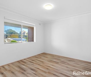Fresh, Light & Full of Charm - Moments to Gosford CBD - Photo 3