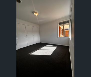 Large Three Bedroom, Quiet Location! - Photo 5