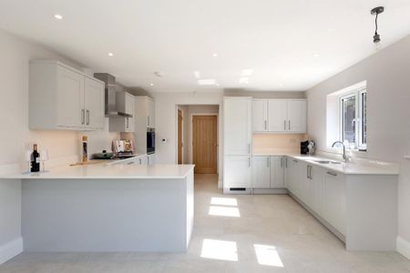 4 bedroom end of terrace house to rent - Photo 2