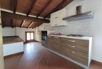 Caratteristica mansarda arredata di sola cucina!