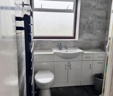 3 bedroom end of terrace house to rent - Photo 2