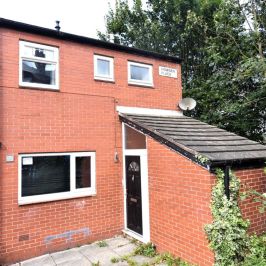 3 bedroom House in Howden Place, Leeds - Photo 1