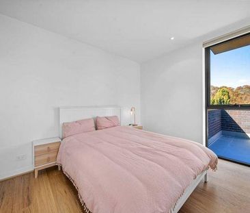 Lowanna St - architectural award winning apartment - Photo 5