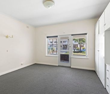 City, Bay, Shops & Transport all at your doorstep! - Photo 3