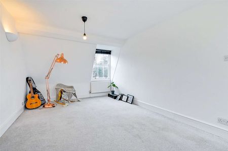 This well-presented 3-bedroom top floor apartment. - Photo 3