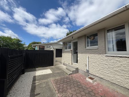 Recently renovated two bedroom home - Close to Town! - Photo 2