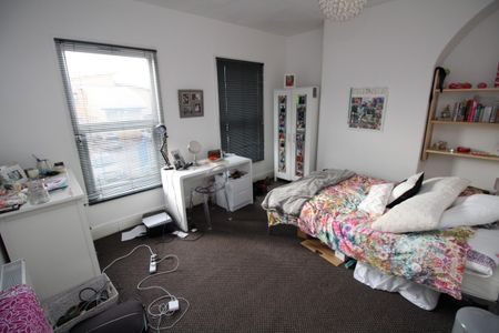 3 Bed Student Property TO LET - Photo 4