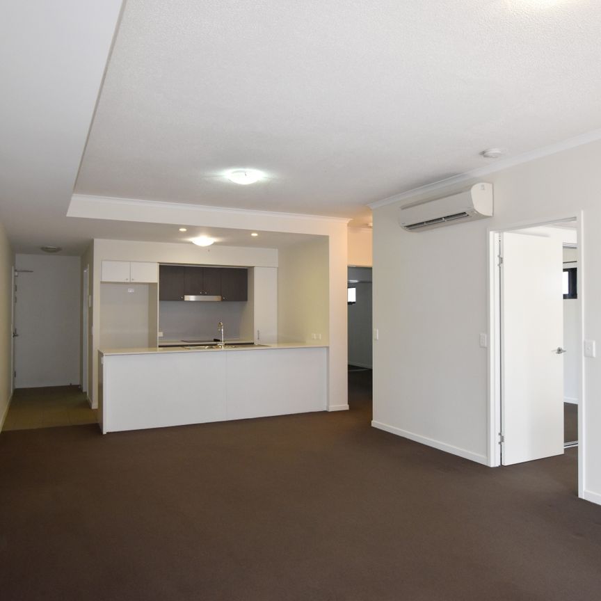 STYLISH EXECUTIVE CBD APARTMENT - Photo 1