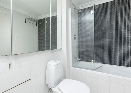 Sophisticated and Stylish Two Bedroom Apartment - Photo 4