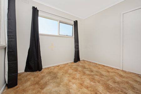 Spacious 4-Bedroom Home in Maribyrnong - Photo 2