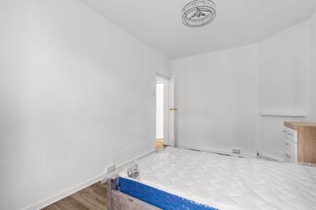 3 bedroom flat to rent - Photo 3