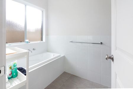 Modern Courtyard Home Close to Amenities - Photo 5