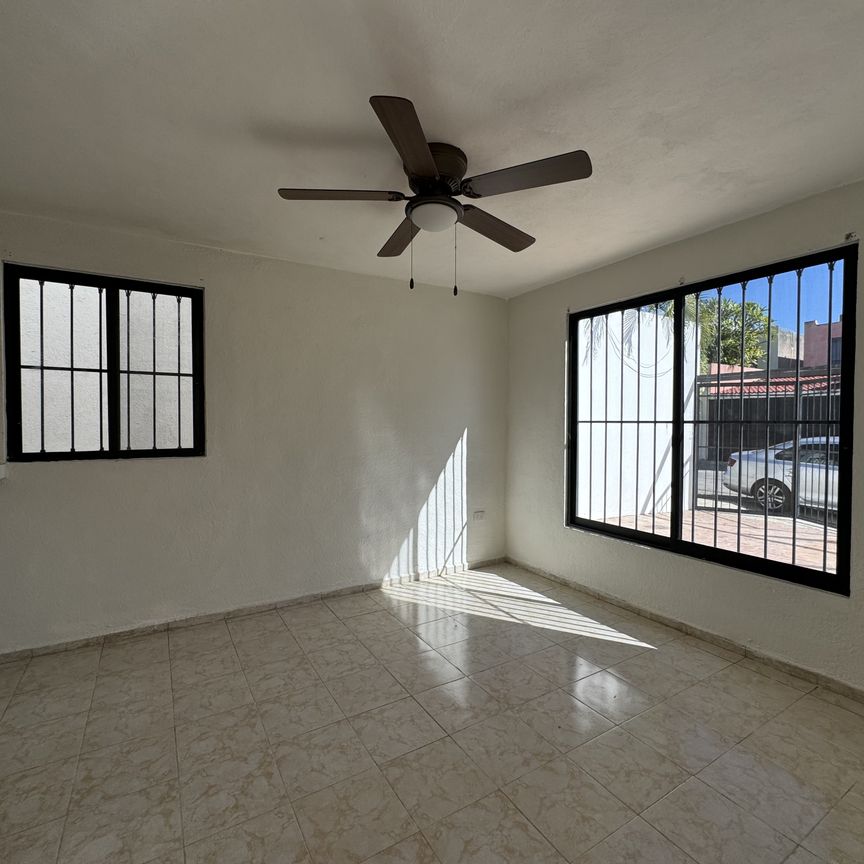 Casa de 3 recámaras, con recámara en PB, cerca de Plaza Galerías. - Photo 1
