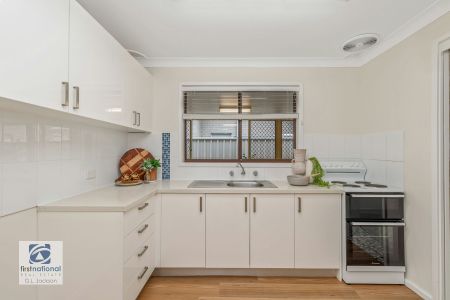 Immaculate Freestanding Villa - Stroll to Everything! - Photo 3