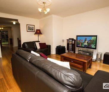 Fully Furnished Inner City Townhouse - Photo 4