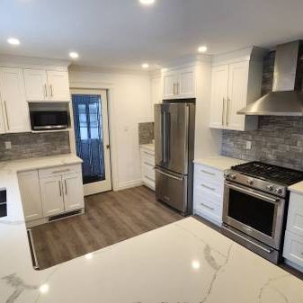 Beautifully Renovated 2 bedroom, 1 bath Upper Suite - Photo 1