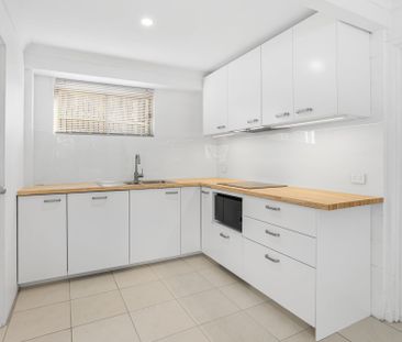 Renovated Studio in Prime Location - Photo 2