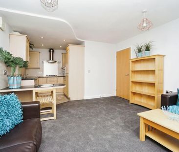 2 bedroom Flat To Let - Photo 3
