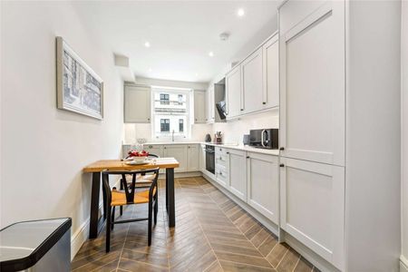 An impressive 3 bedroom duplex apartment set on the third & fourth floors of this period Georgian conversion. - Photo 4