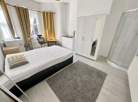 5 bedroom flat to rent - Photo 2