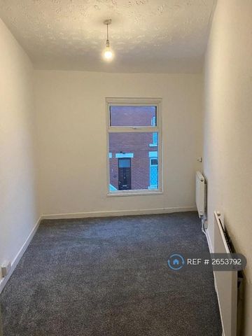 3 bedroom end of terrace house to rent - Photo 3