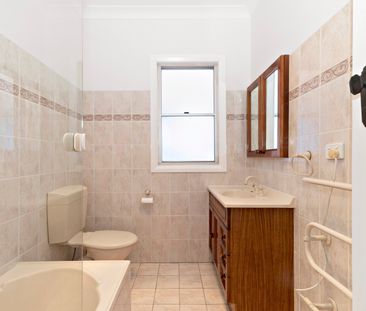 9 Griffiths Street, Charlestown NSW 2290 - House For Rent | Domain - Photo 6