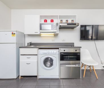 Furnished 4 Bedroom - carpark available - Photo 2