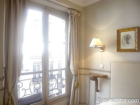 Logement à Paris, Location meublée - Photo 2