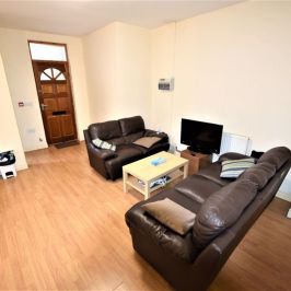 2 bedroom Flat in 14 Raglan Road, Leeds - Photo 1