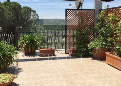 Attic-Cassia: 250mq. Top floor in addition to 250mq. of panoramic terraces. Spacious living, dining, 5 bedrooms, 3 baths, maid’s room, 3 panoramic terraces, parking, silent,. Located at begining of Cassia, near Schools. Ref 160