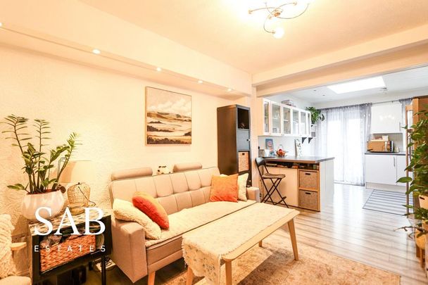 3 bedroom end of terrace house to rent - Photo 1