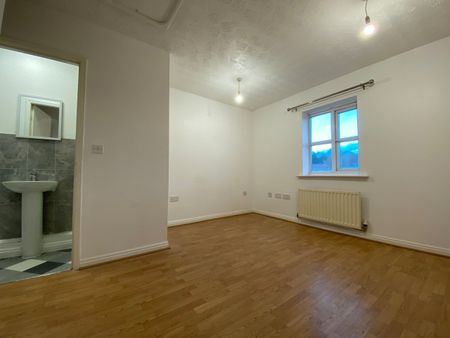 4 Bed Semi-Detached House, Aspenwood Drive, M9 - Photo 2