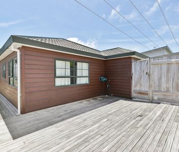 Sunny & Private 3-Bedroom Home - Photo 4