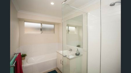 Modern 4x2 Family Home Opposite Duck Park � Comfort, Convenience & Lifestyle - Photo 5