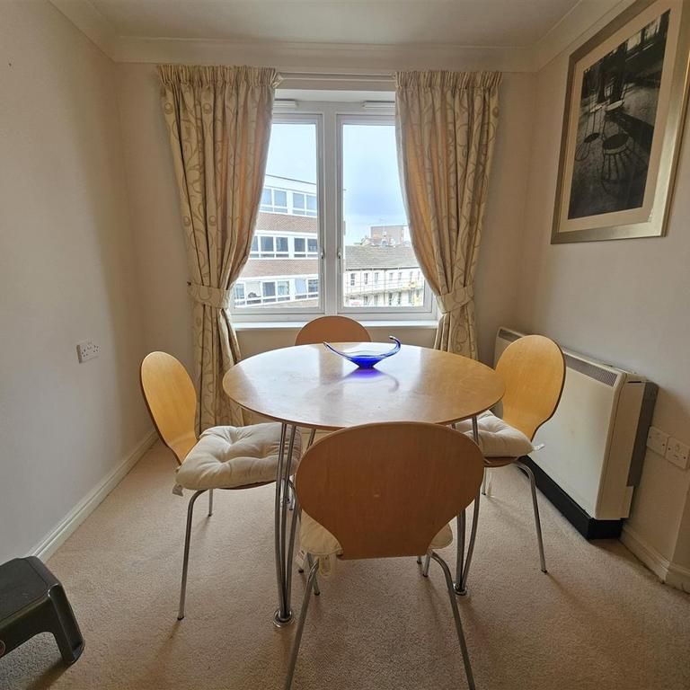 2 bedroom retirement property to rent - Photo 1