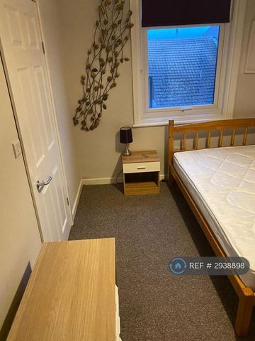 1 bedroom in a house share to rent - Photo 4