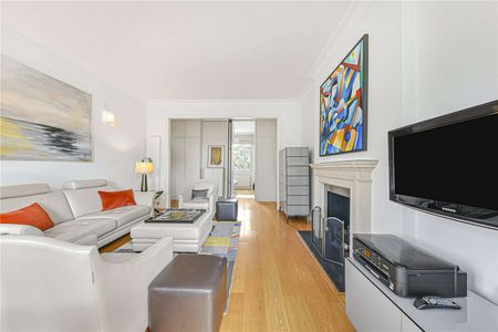 A fantastic lateral three bedroom apartment on a sought after address in St. John's Wood. - Photo 5