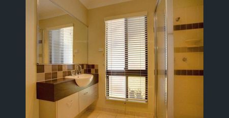 Spacious Family Home with Double Gate Access - Photo 3