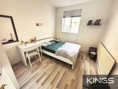 5 bedroom semi-detached house to rent - Photo 3