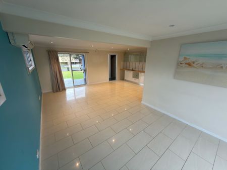 Beach Vibes All Round - 4 Bedroom, 2 Bathroom. Ocean Views, Deck Space - Photo 5