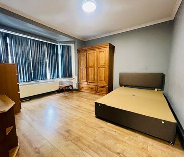 4 Bed Semi-Detached House, Hazelbury Crescent, LU1 - Photo 2