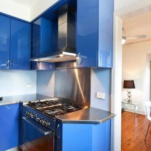 Tastefully Updated, Character Filled, Sun-Kissed Two Bedroom Plus Balcony Art-Deco Apartment, Centrally Located - Photo 2