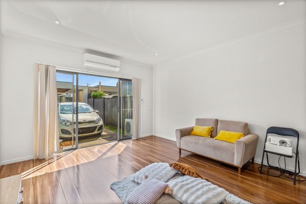 Charming 2-Bedroom Home in Craigieburn - Photo 1